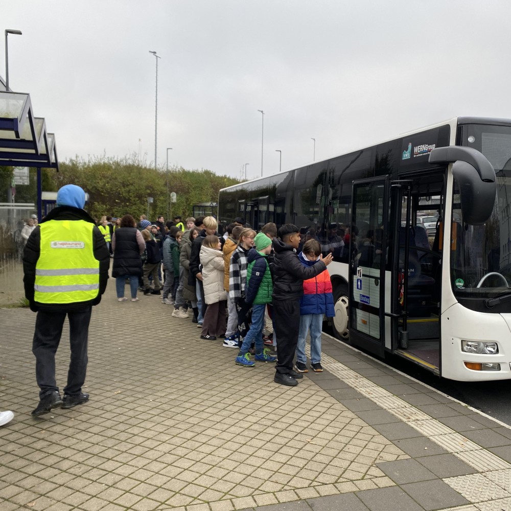 Busschule und Ausbildung von Buslotsinnen und Buslotsen 